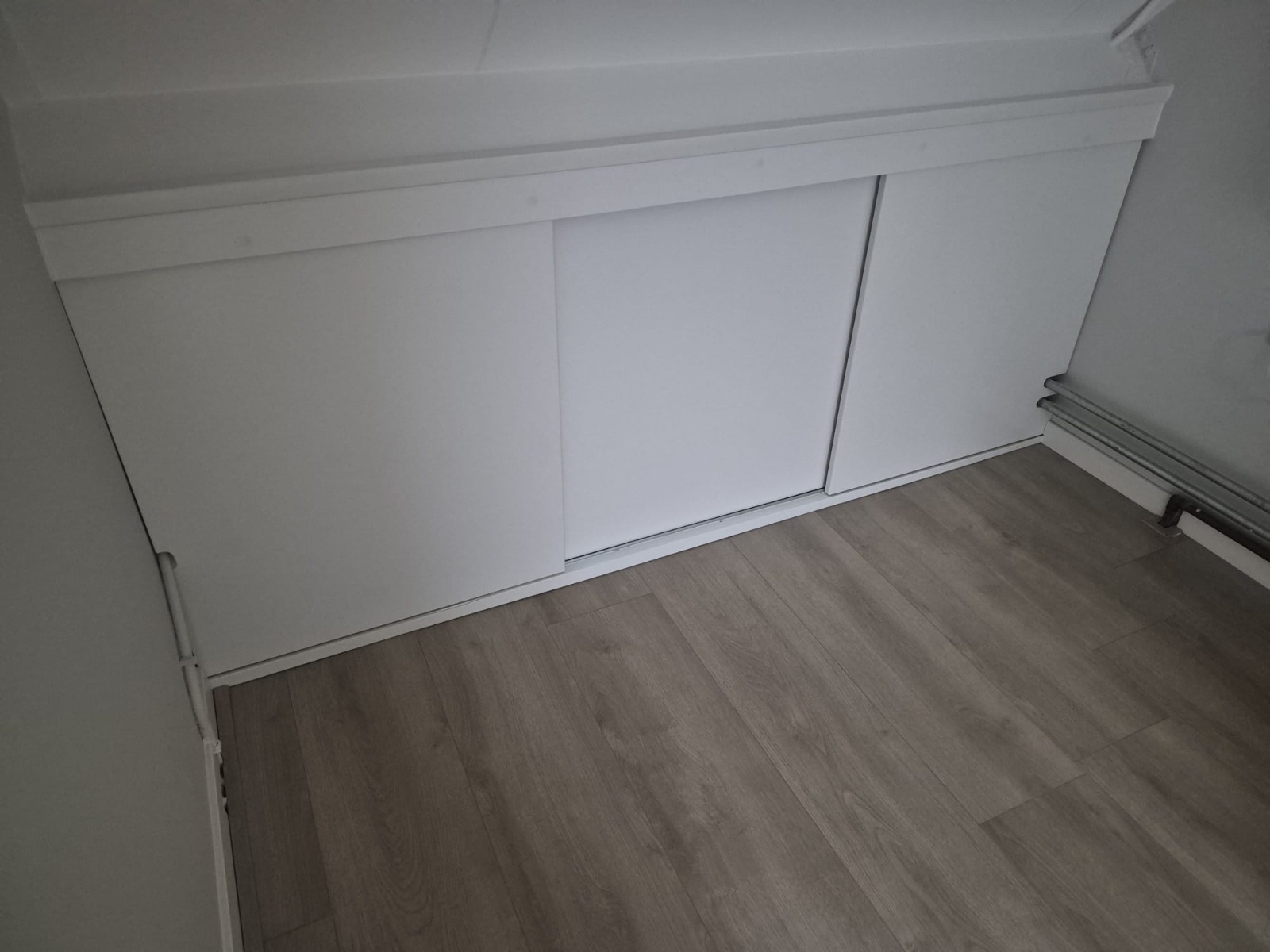 Knieschotten met schuifdeuren in Sleeuwijk