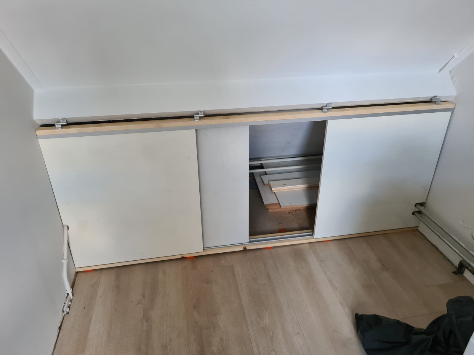 Knieschotten met schuifdeuren in Sleeuwijk