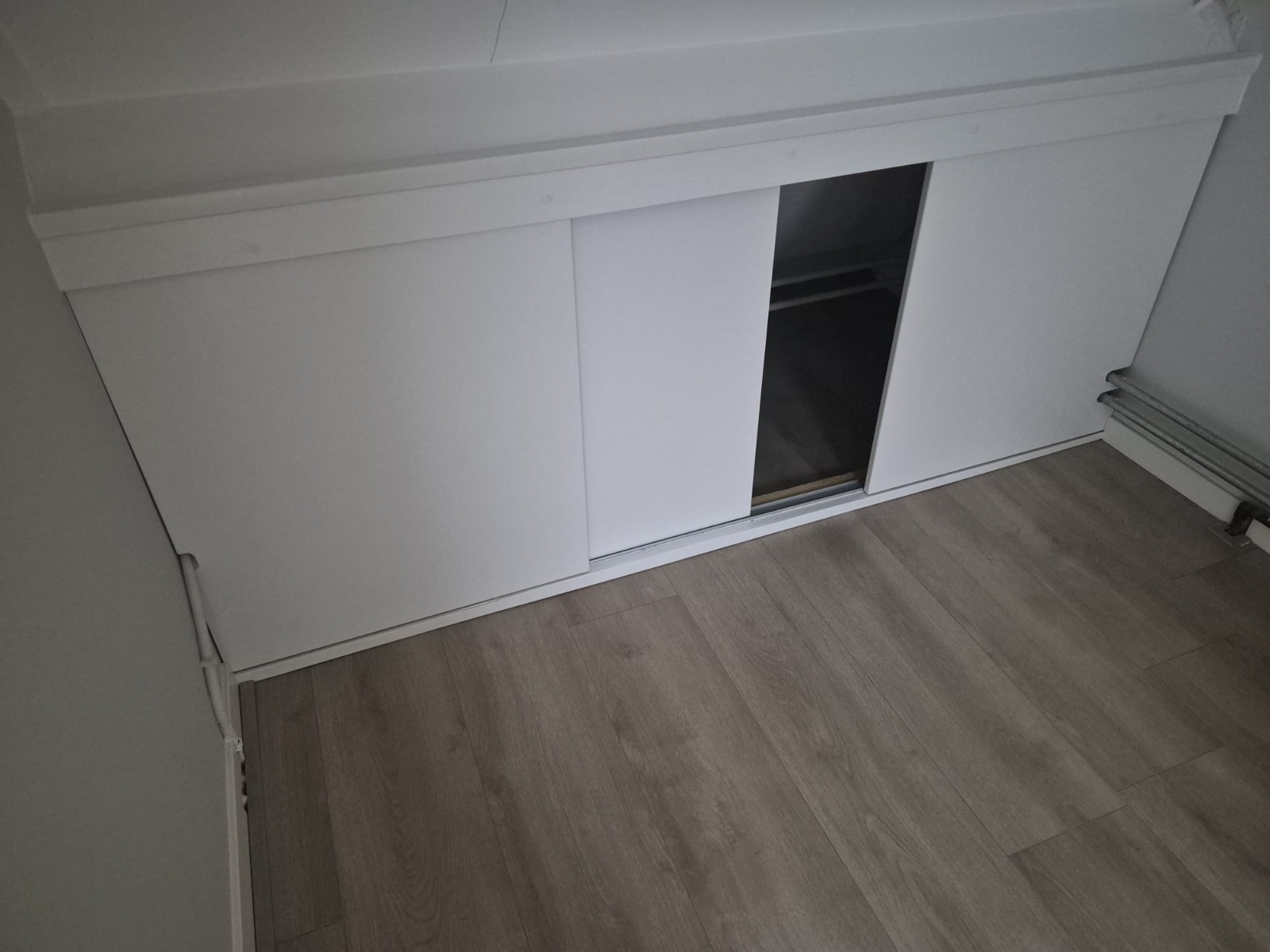 Knieschotten met schuifdeuren in Sleeuwijk